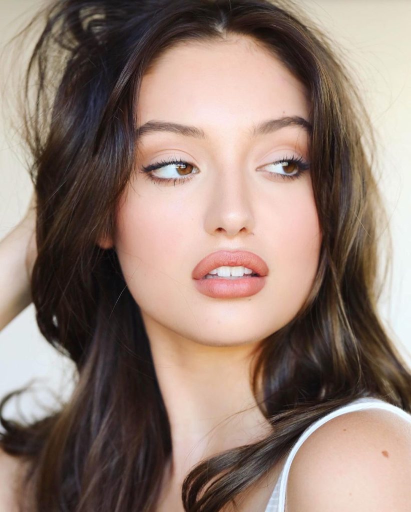 Bella Podaras Bio
