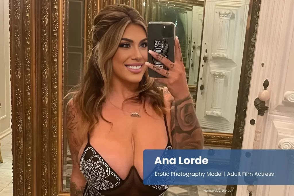 Ana Lorde smiling taking selfie.
