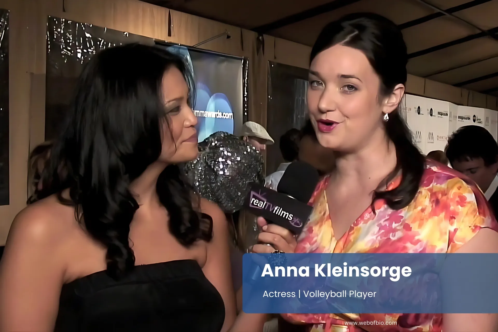 Anna Kleinsorge talking on red carpet.
