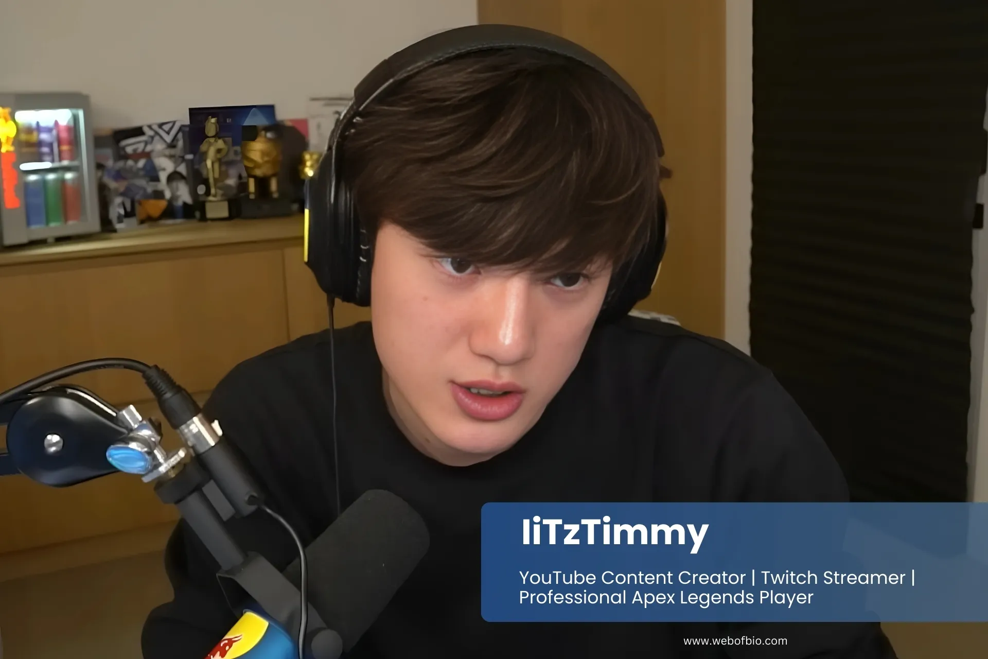 IiTzTimmy focused on recording with mic and headphones.