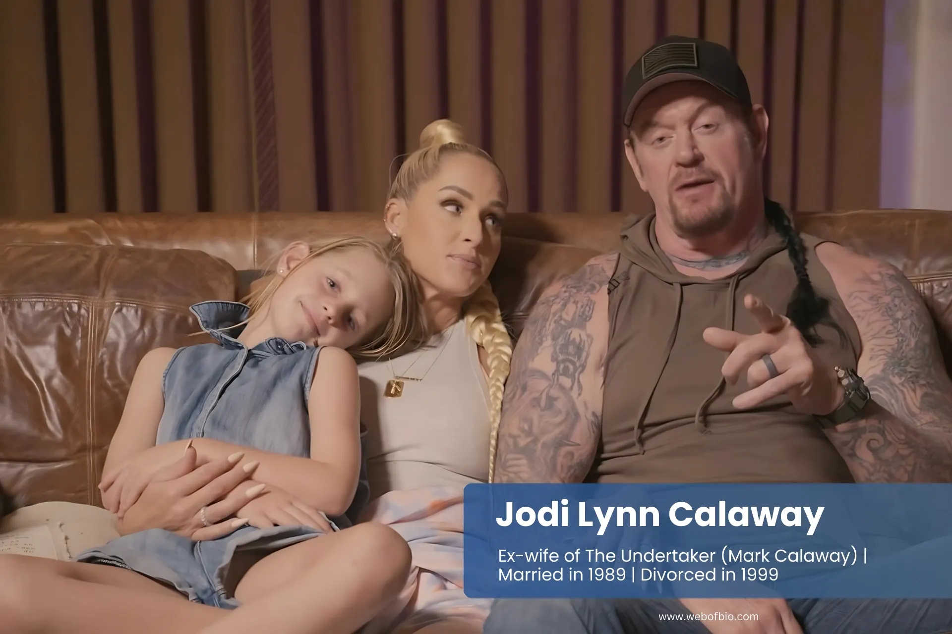 Jodi Lynn Calaway and Mark Calaway sitting couch.