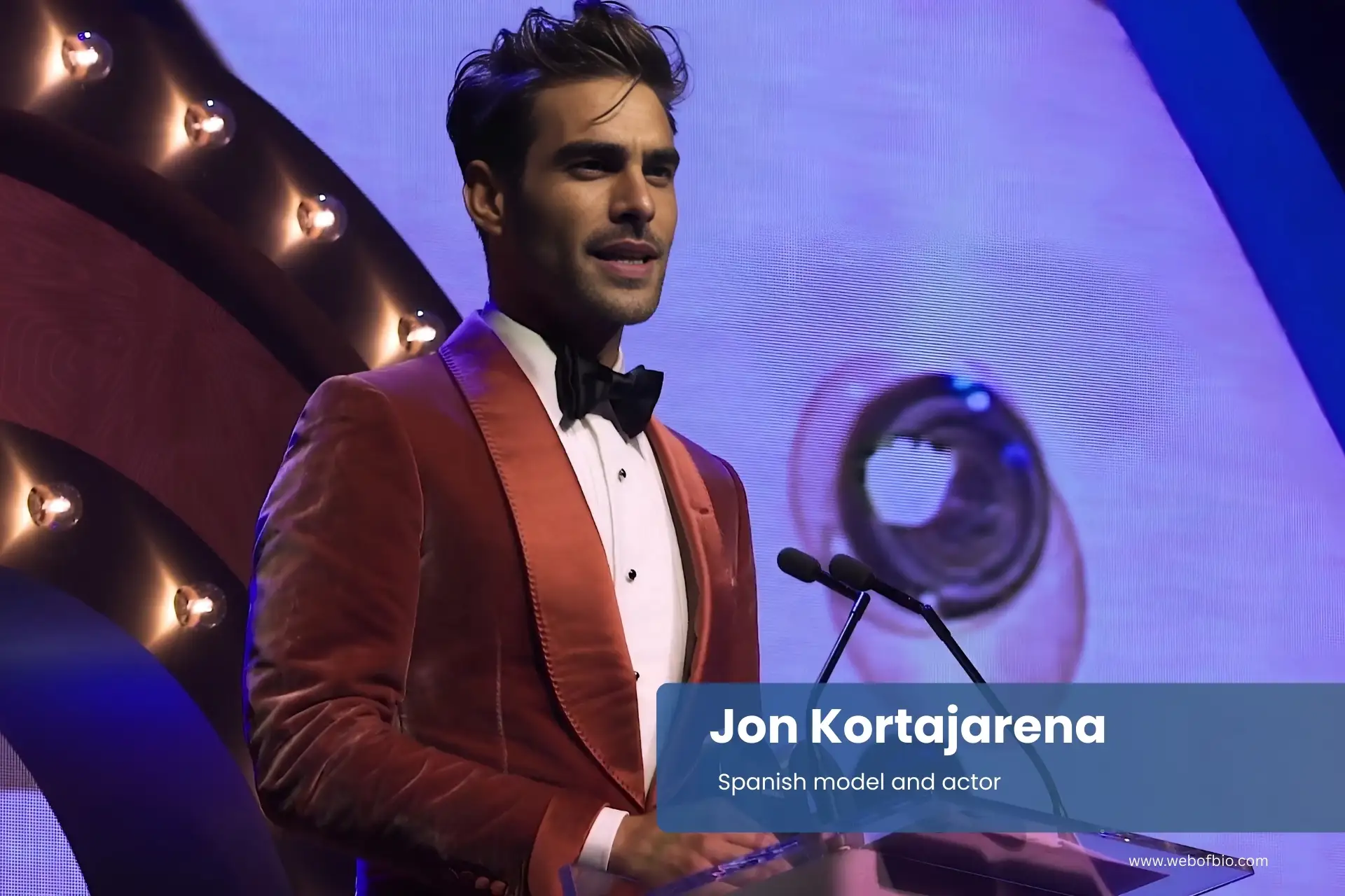 Jon Kortajarena in a tuxedo is giving a speech at an awards ceremony.