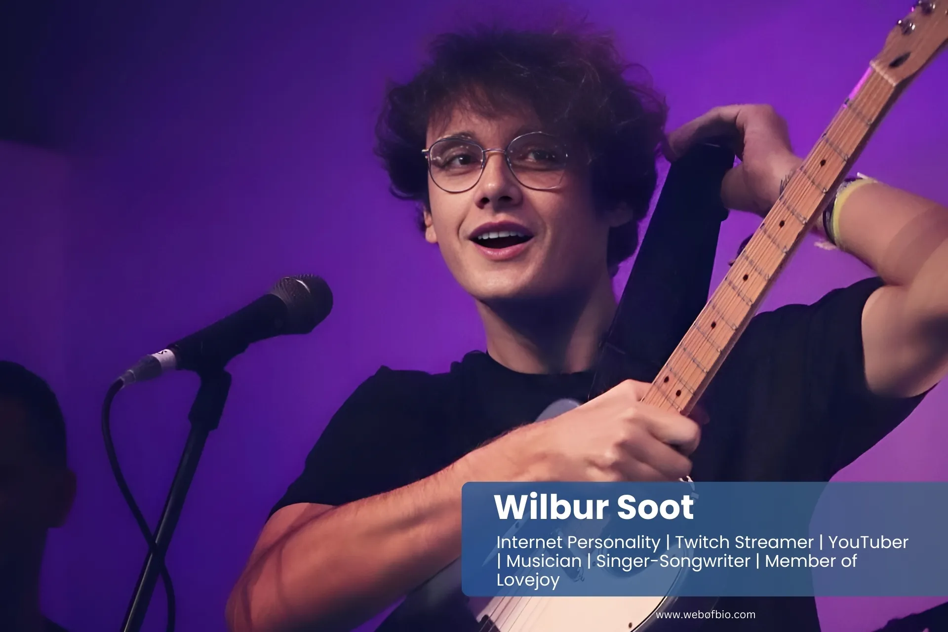 Wilbur Soot is playing an electric guitar.