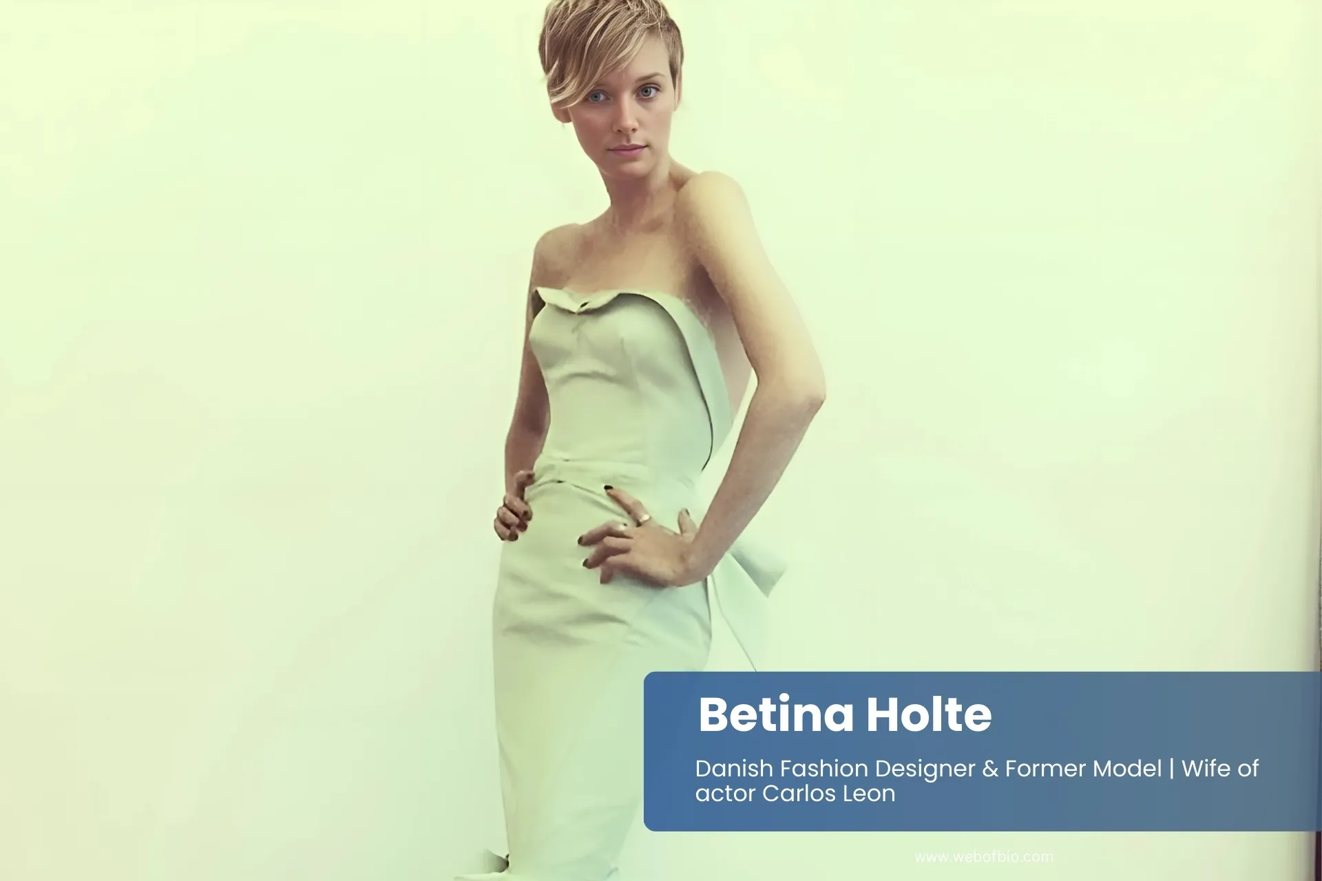 Betina Holte green gown, posing.